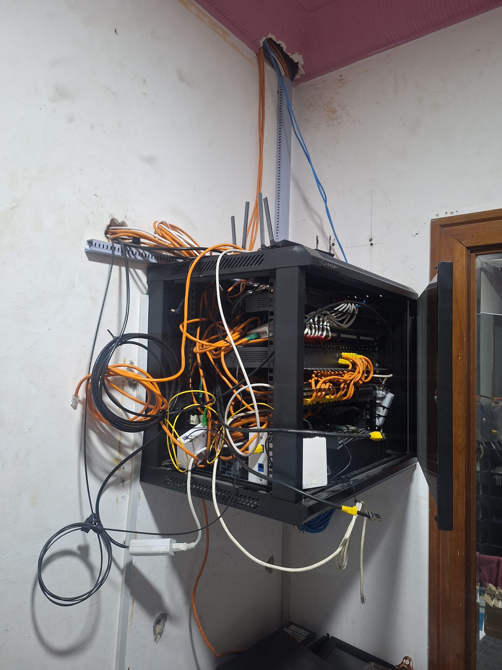 Antes: ejemplo de cableado desordenado, con cables sueltos sin peinar ni rotular