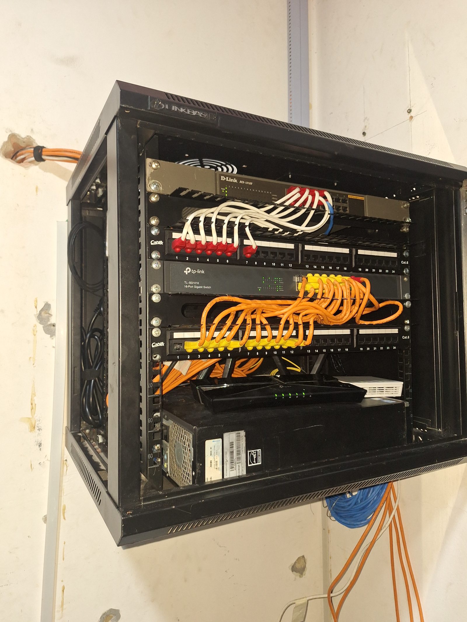 Después: ejemplo de cableado organizado, con patch cords peinados, patch panel ordenado y velcros