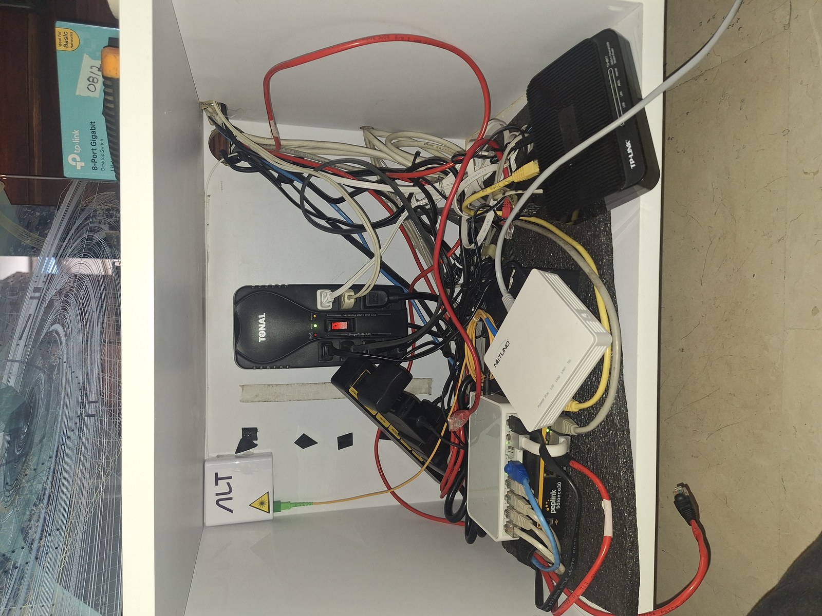 Antes: gabinete de distribución con cableado enredado