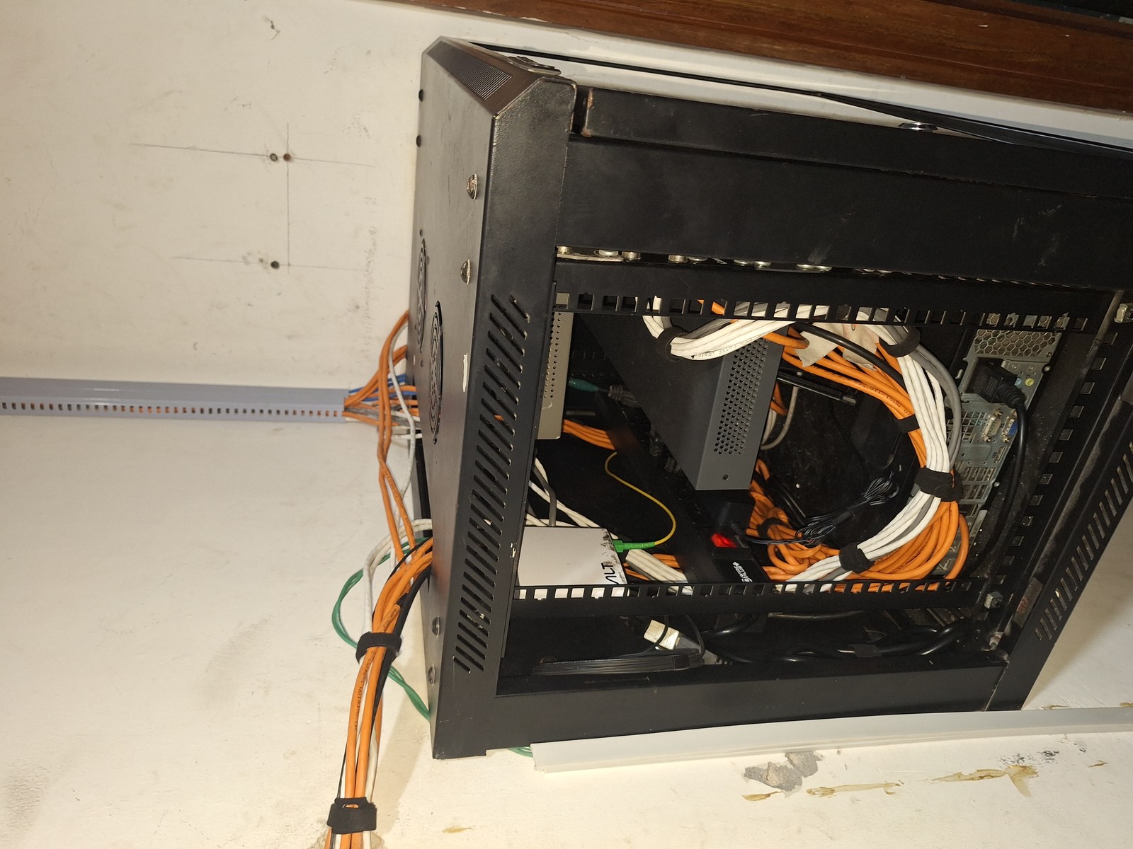 Antes: rack con cableado naranja enredado sin peinar