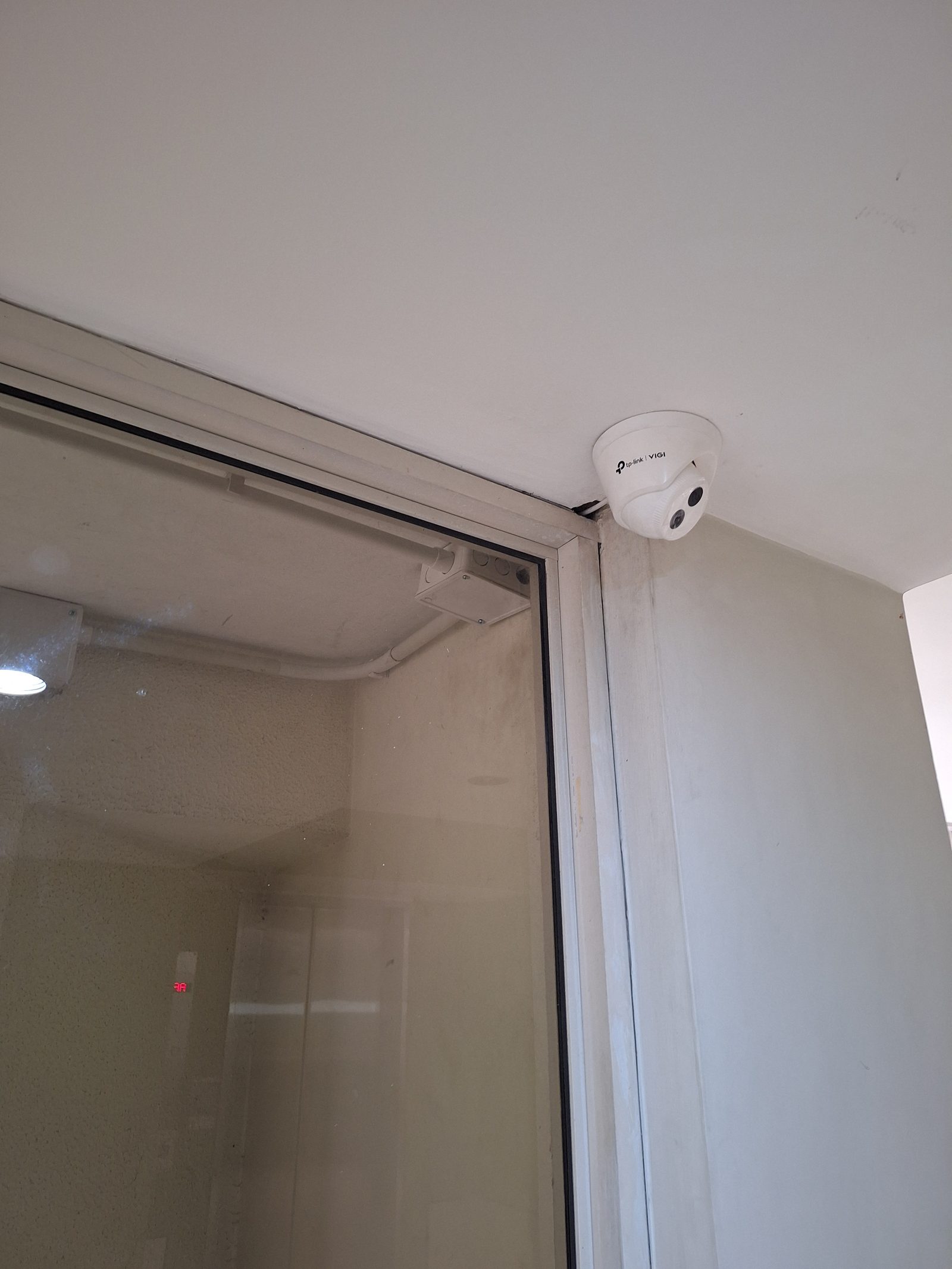 Cámara domo de videovigilancia instalada en techo interior