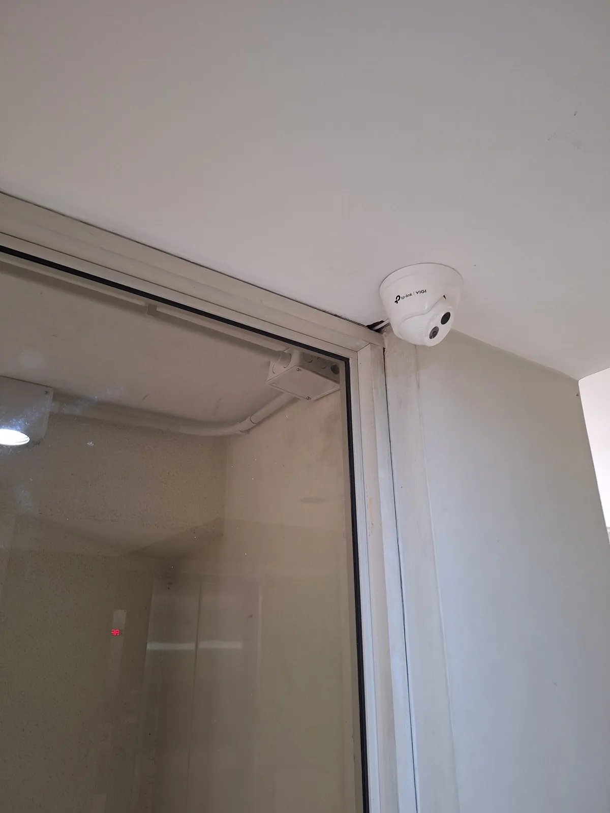 Cámara domo instalada en esquina de techo interior
