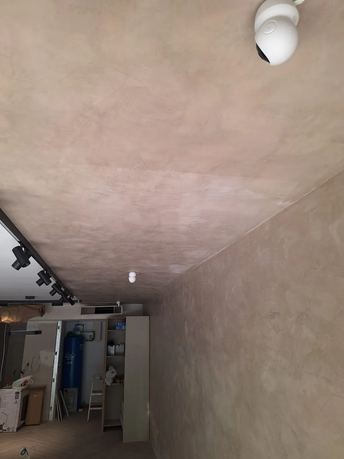 Varias cámaras domo instaladas a lo largo de la pared de un local comercial