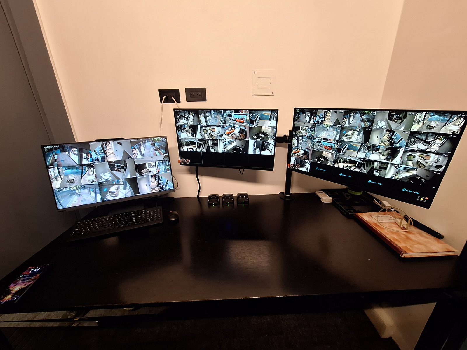 Centro de monitoreo con tres monitores mostrando las cámaras en vivo