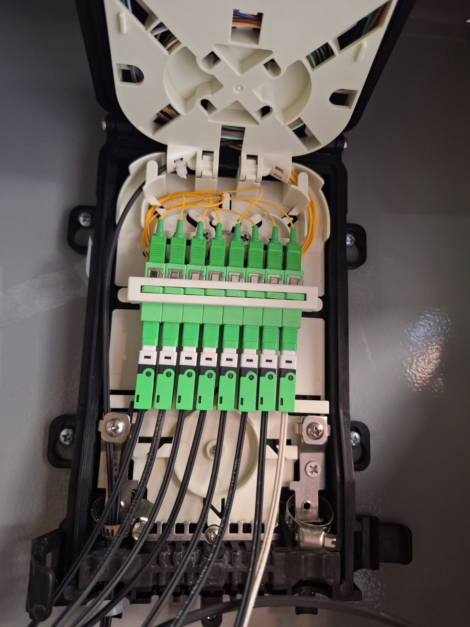 Caja de empalme de fibra óptica abierta con bandeja de fusión