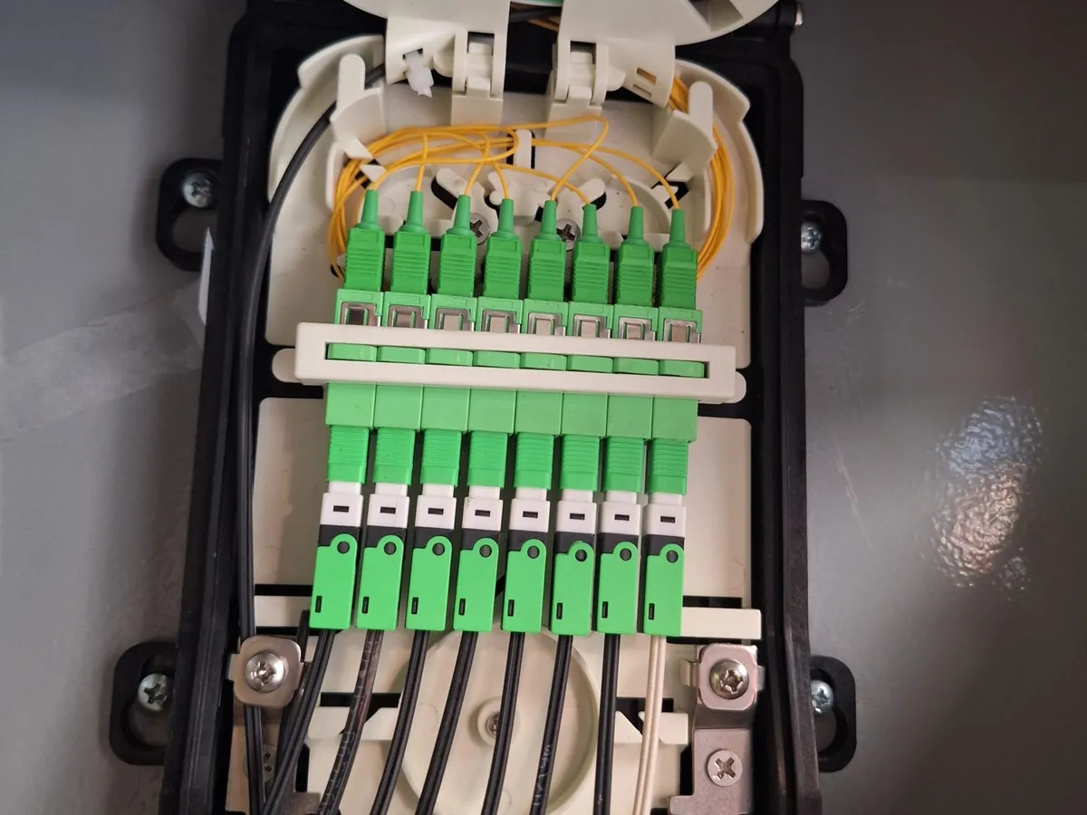 Caja de empalme de fibra óptica abierta con bandeja de fusión