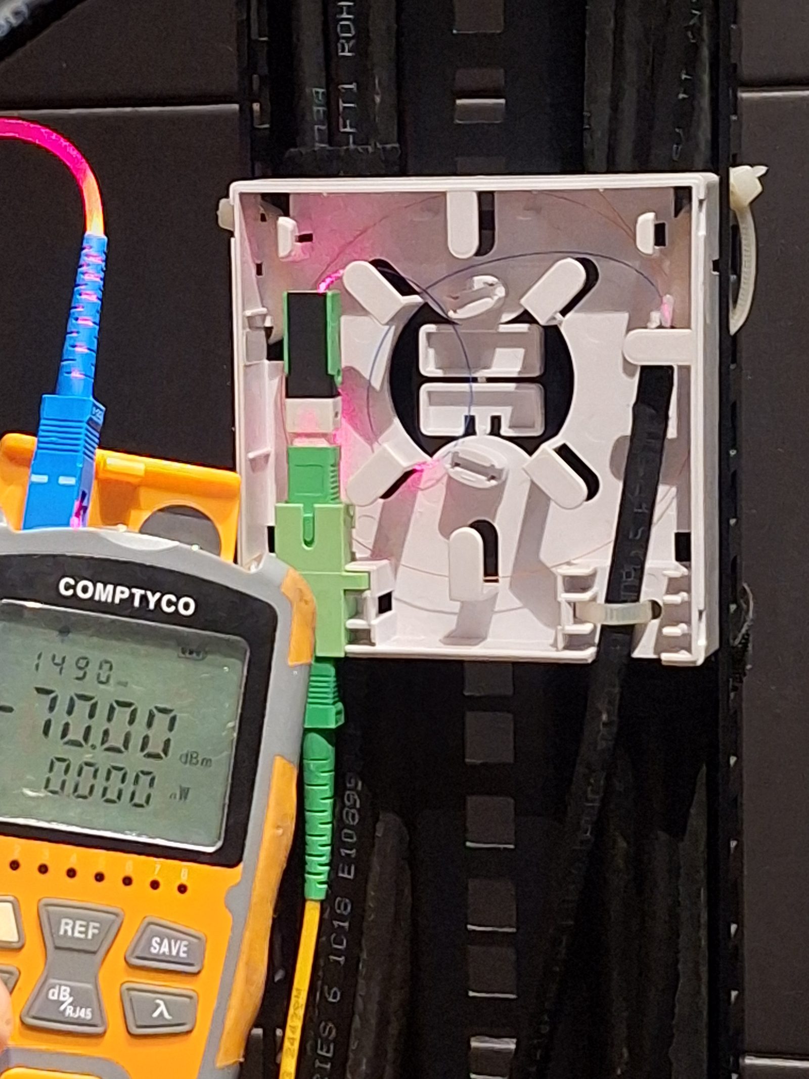 Medición de potencia óptica en caja de distribución de fibra