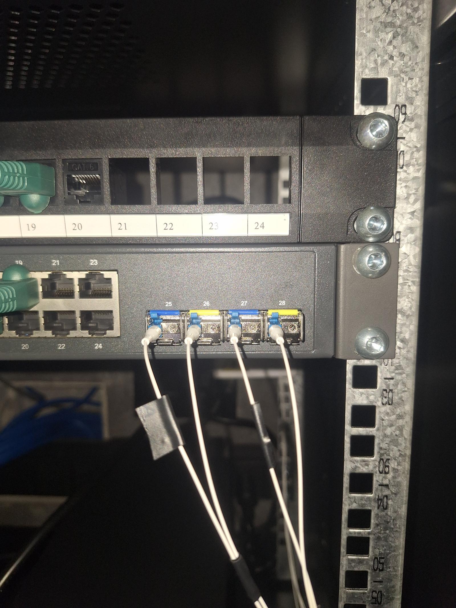 Puertos SFP con pigtails de fibra óptica conectados en un switch