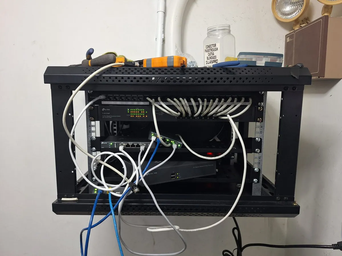 Rack mural con patch panel, switch PoE y NVR de 16 canales