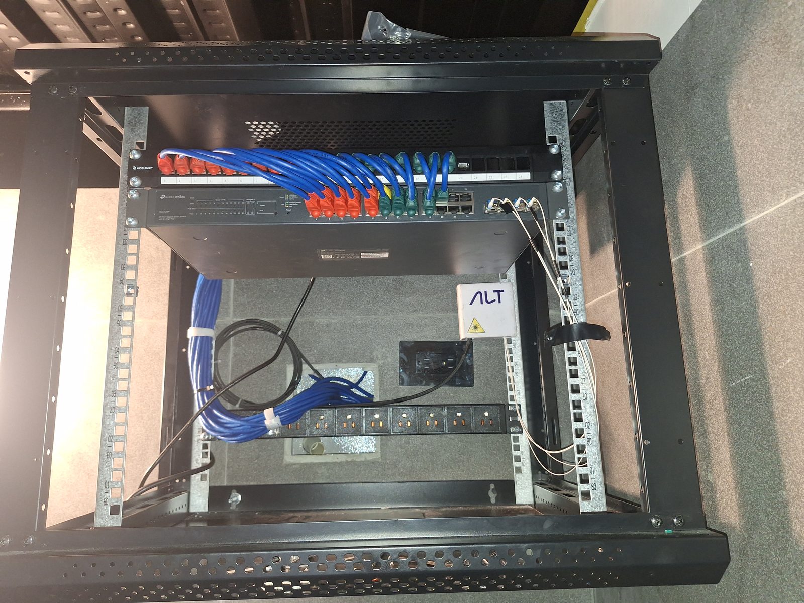 Rack de comunicaciones con cableado peinado, rotulado y organizado