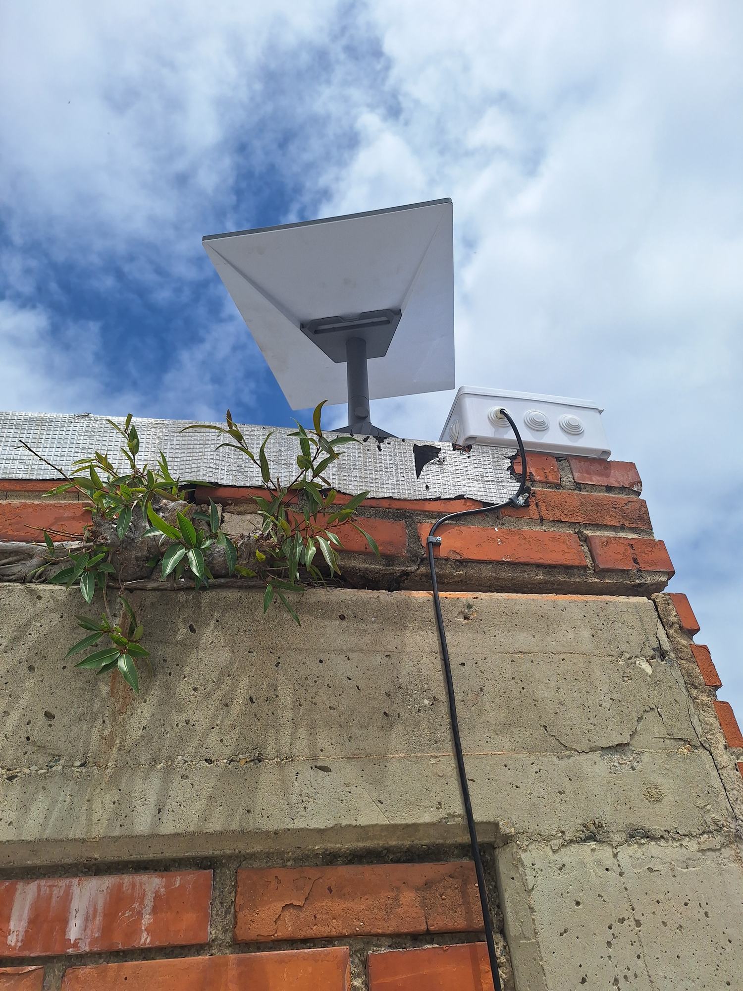 Antena Starlink instalada en azotea con vista despejada al cielo
