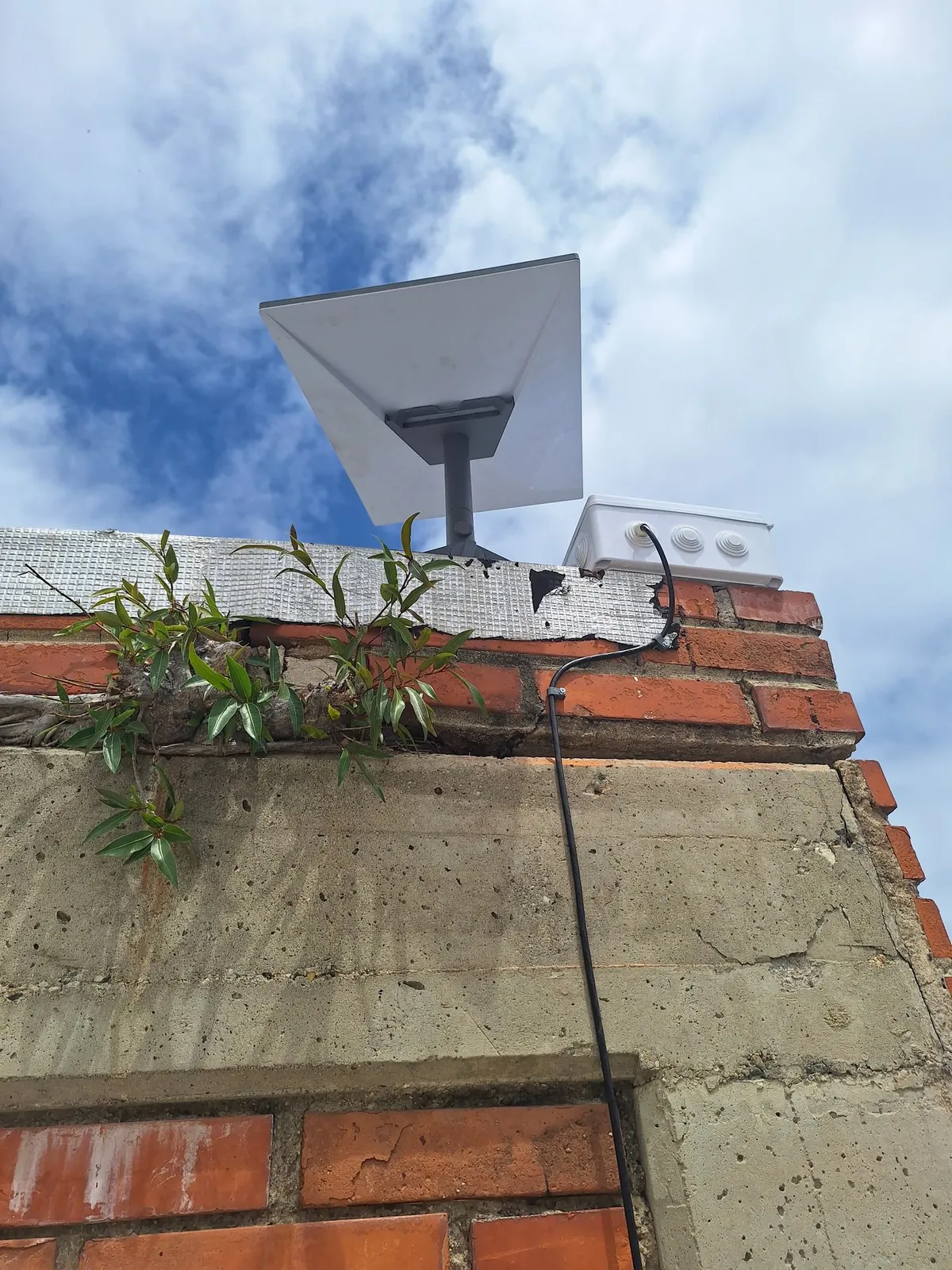 Antena Starlink instalada en azotea con el plato contra el cielo
