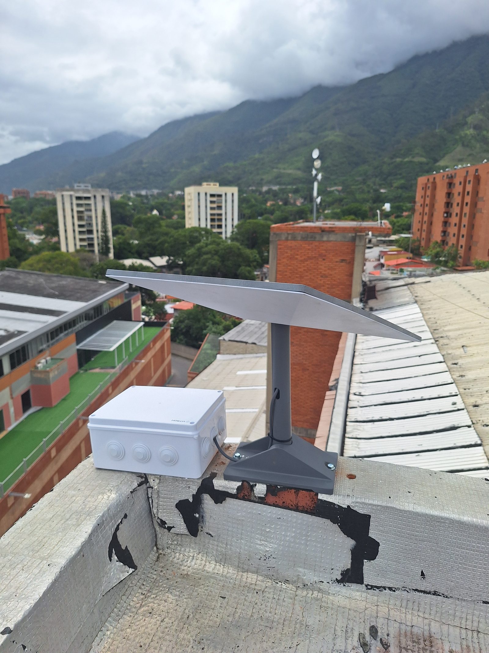Antena Starlink en techo de zinc con cielo despejado