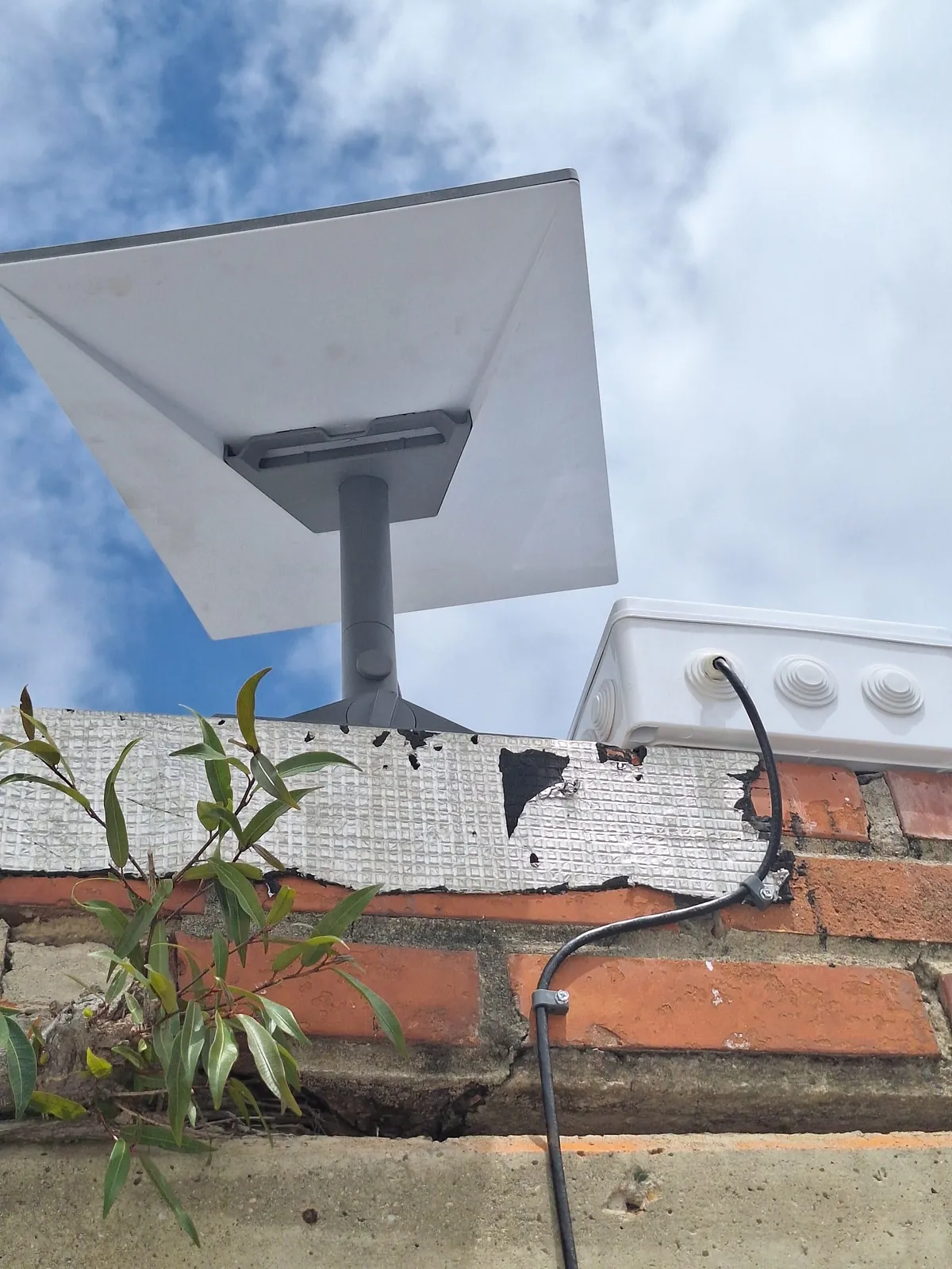 Antena Starlink en azotea, primer plano del plato y su base