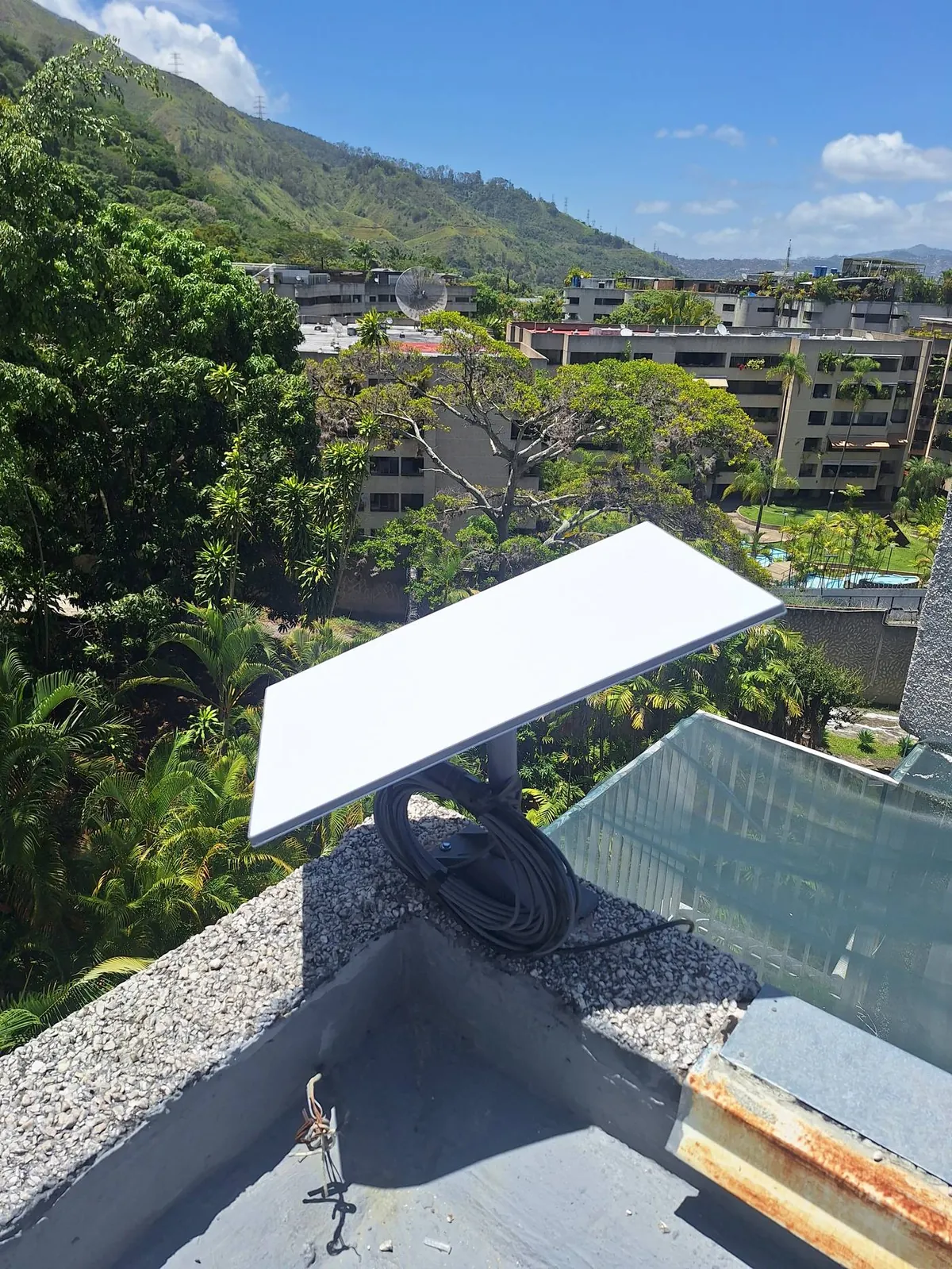 Antena Starlink en parapeto con vista panorámica de la ciudad