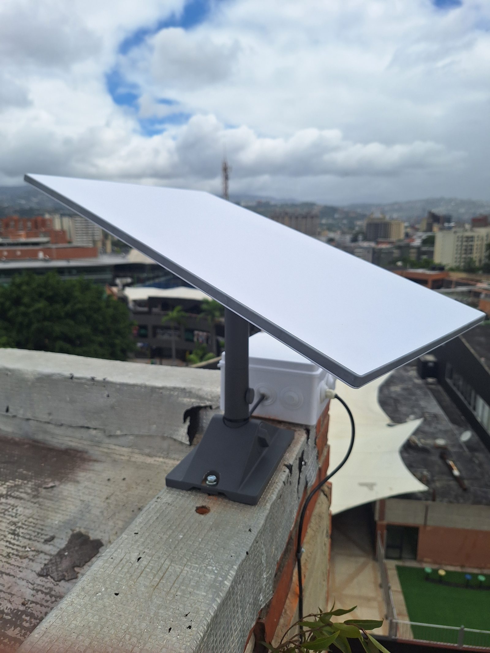 Antena Starlink montada en muro de ladrillo en azotea