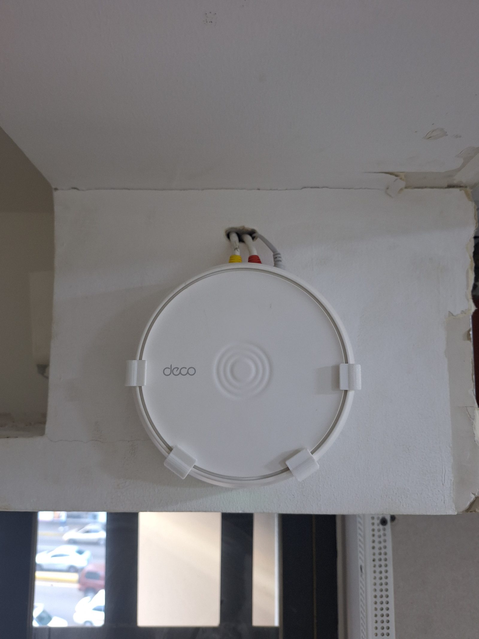 Access point WiFi de techo instalado y operando