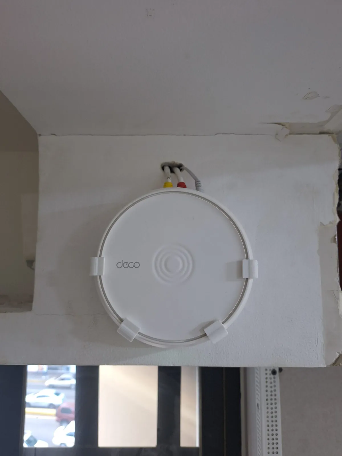 Access point WiFi de techo instalado y operando